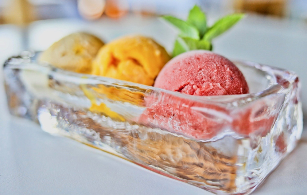 Mágico gelat authentic Italian ice cream, three scoops- strawberry, mango and salted caramel