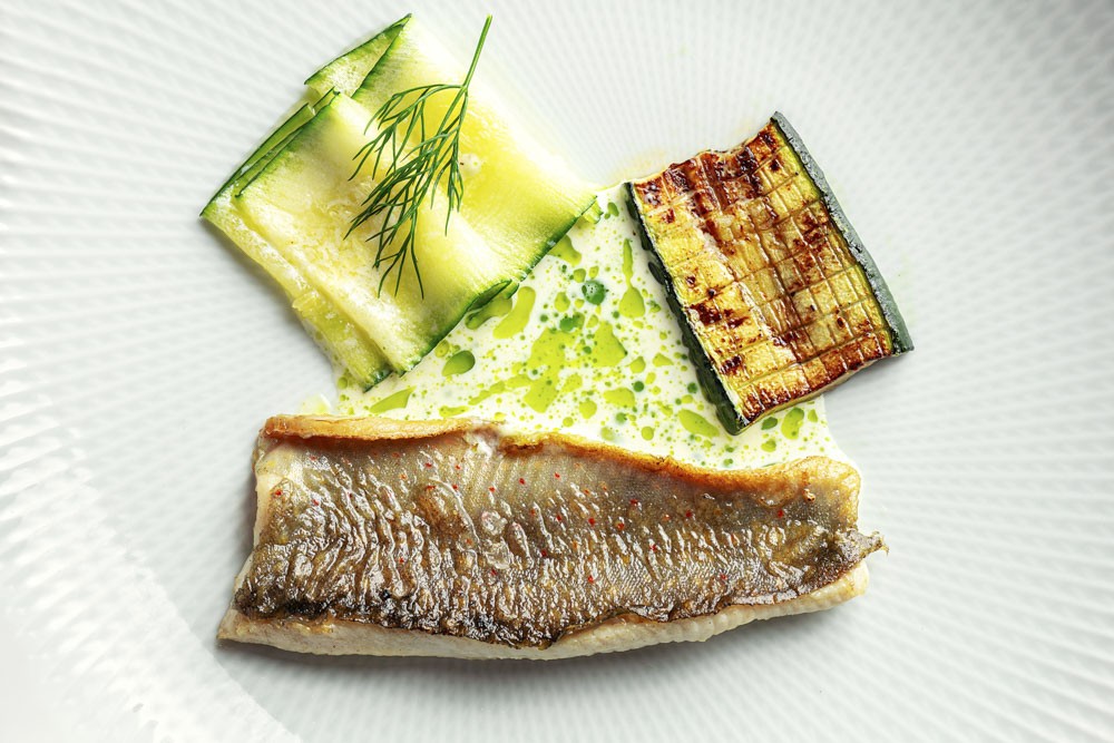 Pstruh filet s pečenou cuketou a se smetanovou omáčkou s koprovým olejem